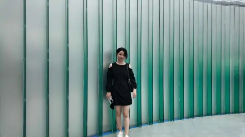 岩洞出口旁的人像