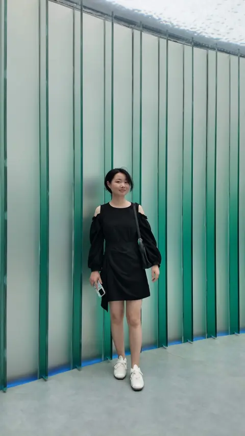 水绿色玻璃墙前的人像