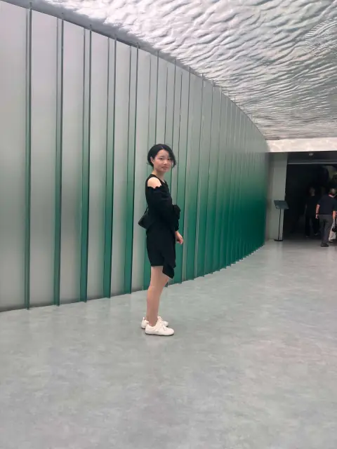 水绿色玻璃墙前的人像