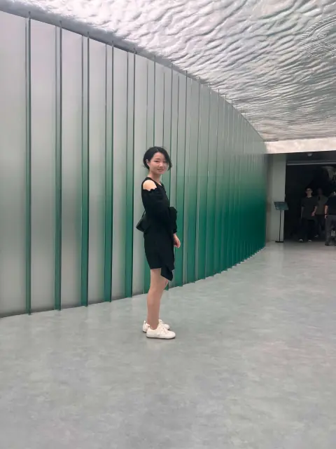弧形玻璃连廊中的人像