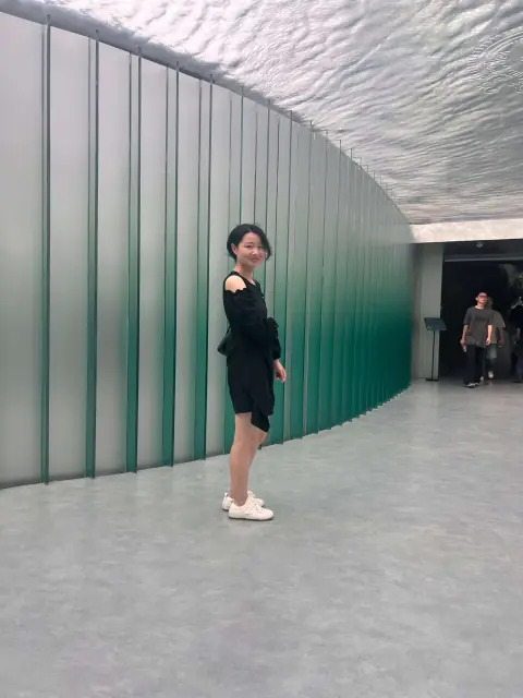 弧形玻璃连廊中的人像
