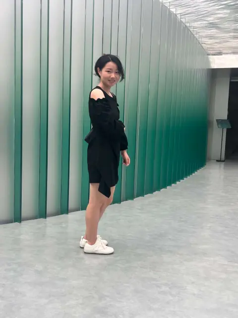 弧形玻璃连廊中的人像