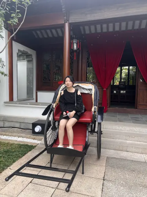 中式园林建筑前的人力车留影