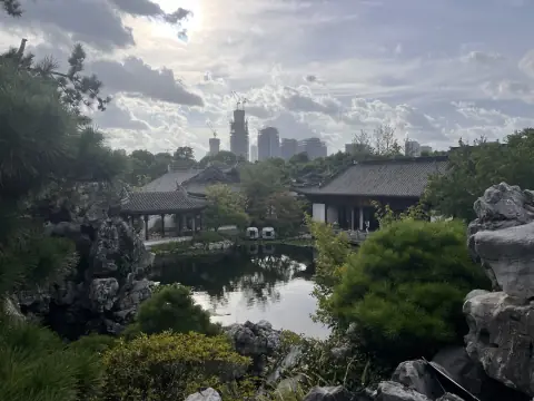 园林水景与上海城市天际线